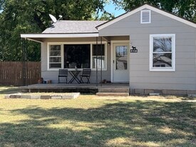 437 S Peachtree St in Ponca City, OK - Building Photo