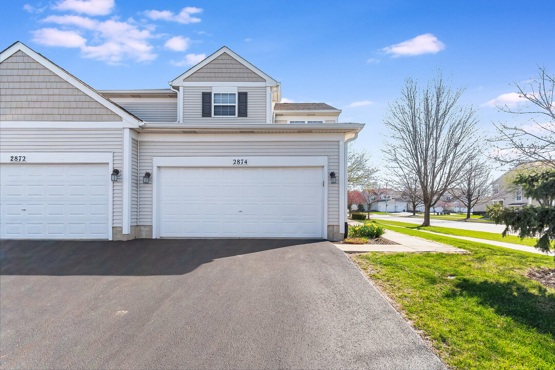 2874 Vernal Ln in Naperville, IL - Building Photo