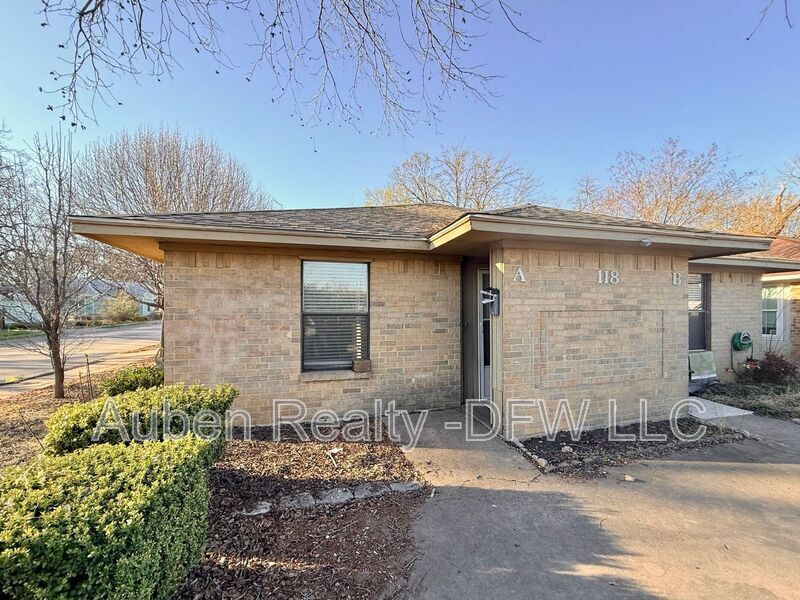 118 Maple St in Arlington, TX - Building Photo