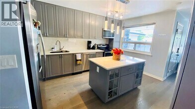 1601 Sandgate Crescent in Mississauga, ON - Building Photo - Building Photo