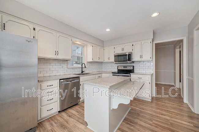 6410 NW Hilldale Dr in Kansas City, MO - Building Photo - Building Photo