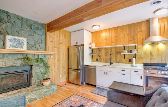 16475 Fairway Dr, Unit Basement Apt 1 bedroom in Burlington, WA - Foto de edificio - Building Photo