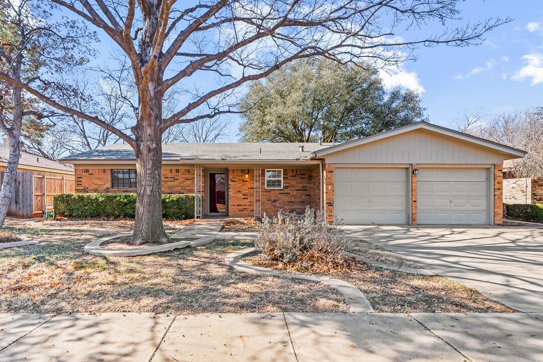 7410 Richmond Ave in Lubbock, TX - Building Photo