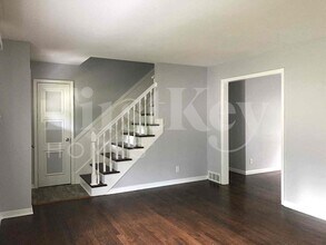 8712 Marty Ln in Overland Park, KS - Foto de edificio - Building Photo