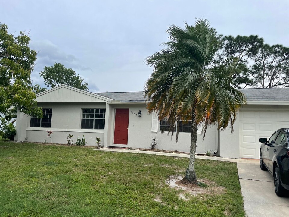 1657 SE Floresta Dr in Port St. Lucie, FL - Building Photo