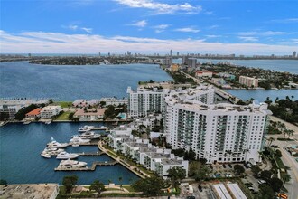 7900 Harbor Island Dr in Miami Beach, FL - Building Photo - Building Photo