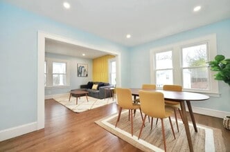 29 Roosevelt St, Unit 2 in Manchester, CT - Foto de edificio - Building Photo