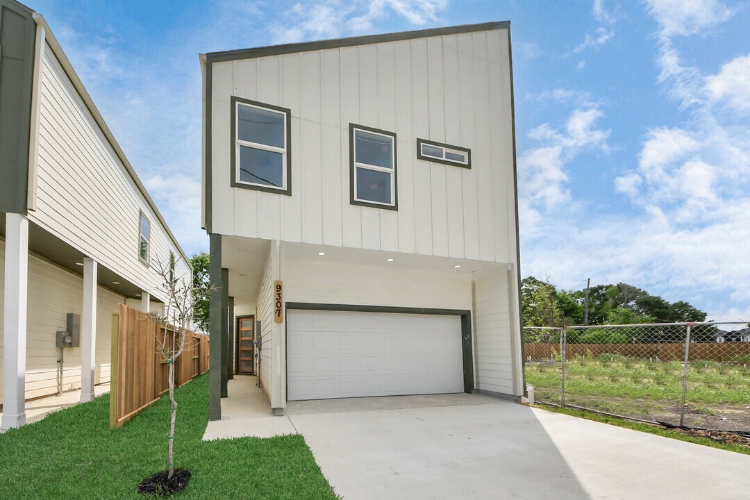 9307 Jutland Rd in Houston, TX - Building Photo