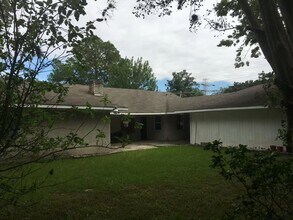 9218 Greenwillow Dr in Houston, TX - Building Photo - Building Photo