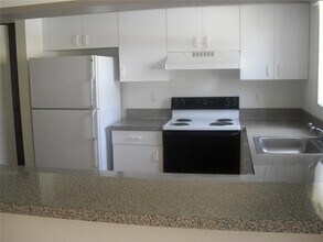 751 N Pine Island Rd, Unit 201 in Plantation, FL - Building Photo - Building Photo