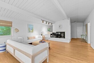 33 Nemasket Rd in Falmouth, MA - Foto de edificio - Building Photo