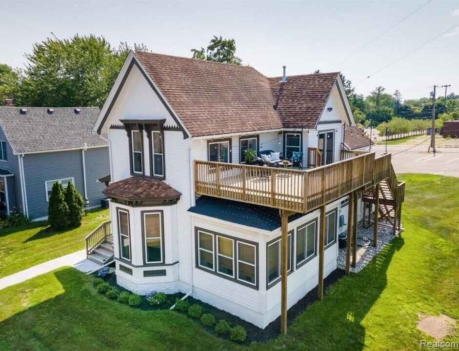 347 N Broadway St in Lake Orion, MI - Building Photo