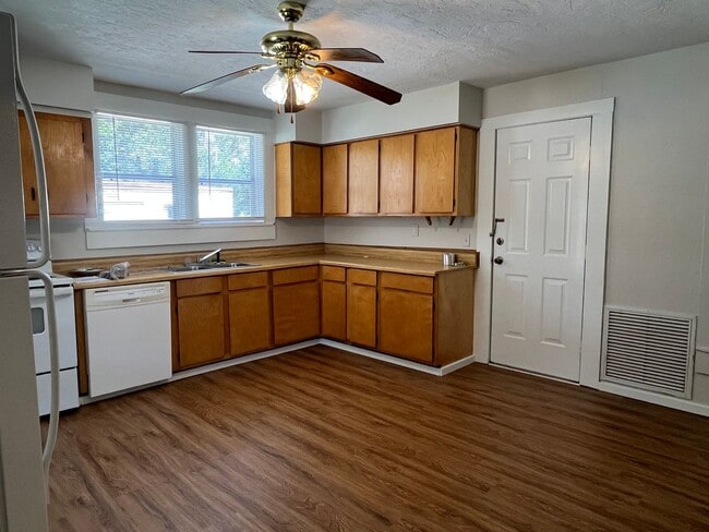 249 NE Bloxham St in Mayo, FL - Building Photo - Building Photo