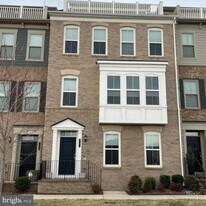 1703 Cottonwood Grove Rd in Dumfries, VA - Building Photo