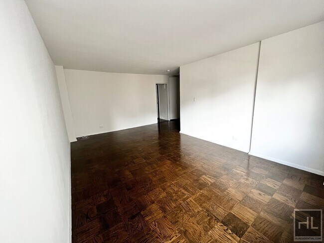 E 16 ST in New York, NY - Building Photo - Building Photo