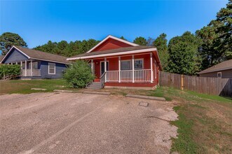 112 Varsity Dr in Huntsville, TX - Building Photo - Building Photo