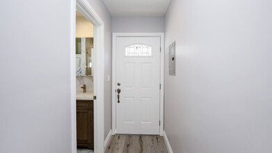 7727 Shady Cove Ave, Unit A in Burbank, CA - Foto de edificio - Building Photo