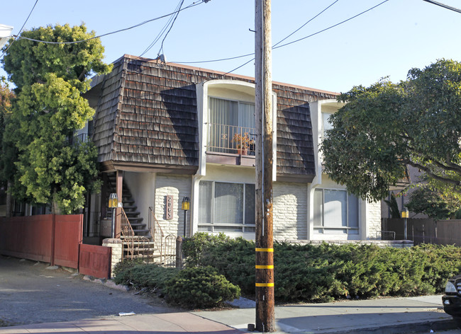 2065 Clinton Ave in Alameda, CA - Foto de edificio - Building Photo