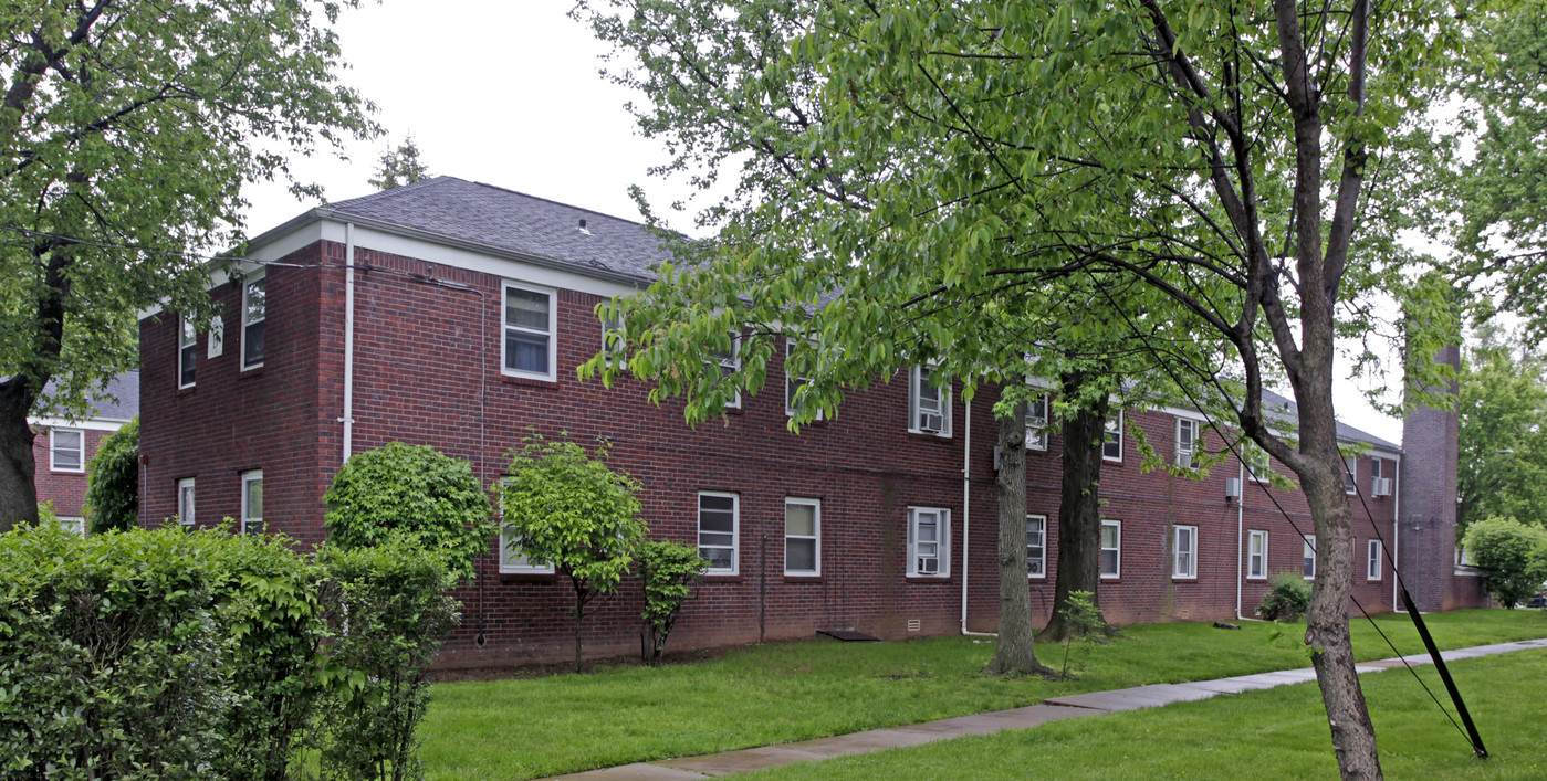 Sheffield Gardens in Englewood, NJ - Foto de edificio