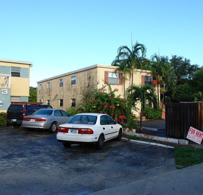 737 NE 7th Ave in Fort Lauderdale, FL - Building Photo - Building Photo