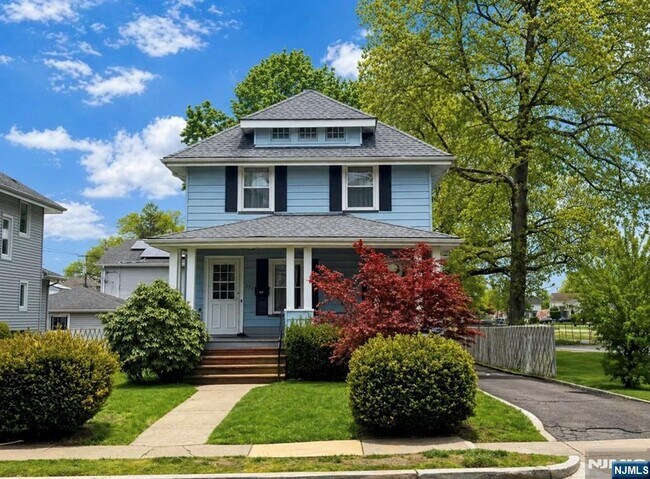 312 Rochelle Ave