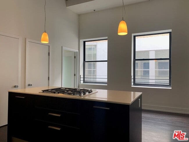 property at 727 W 7th St