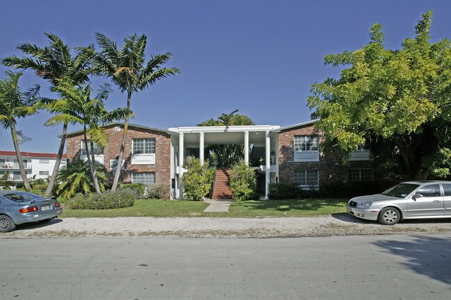 Cambridge House in South Miami, FL - Building Photo - Building Photo