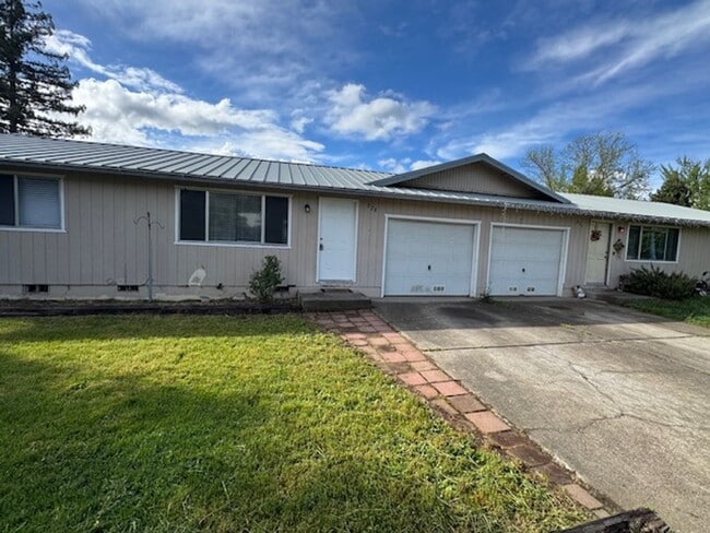 826 S Royal Ave in Eagle Point, OR - Building Photo - Building Photo