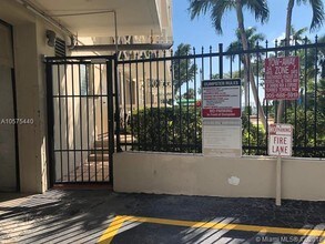 1430 Brickell Bay Dr-Unit -702 in Miami, FL - Building Photo - Building Photo