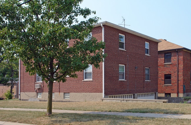 2460 Boudinot Ave in Cincinnati, OH - Foto de edificio - Building Photo