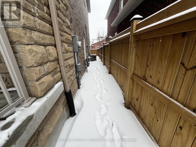 7 Glengowan St in Whitby, ON - Building Photo - Building Photo