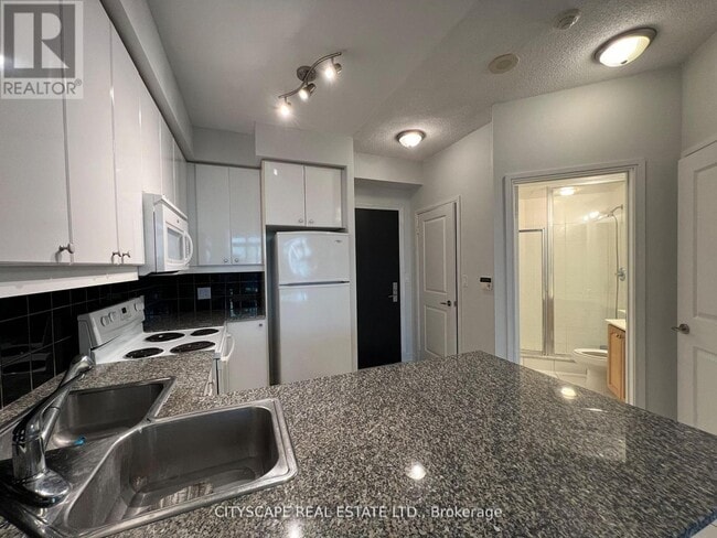 80 Absolute Ave in Mississauga, ON - Building Photo - Building Photo