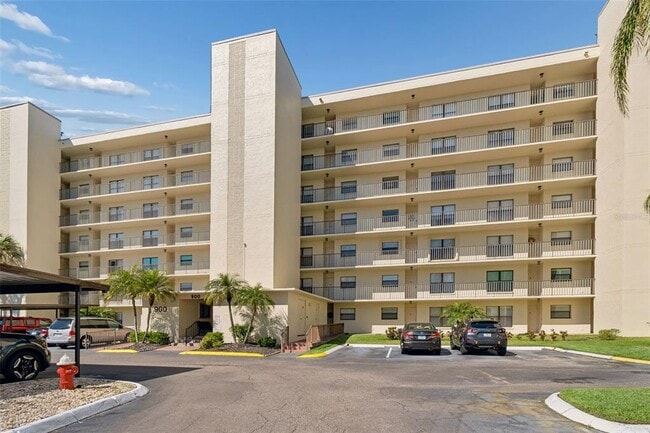 900 Cove Cay Dr in Clearwater, FL - Building Photo - Building Photo