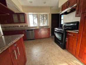 526 W 49th St in Los Angeles, CA - Building Photo - Building Photo