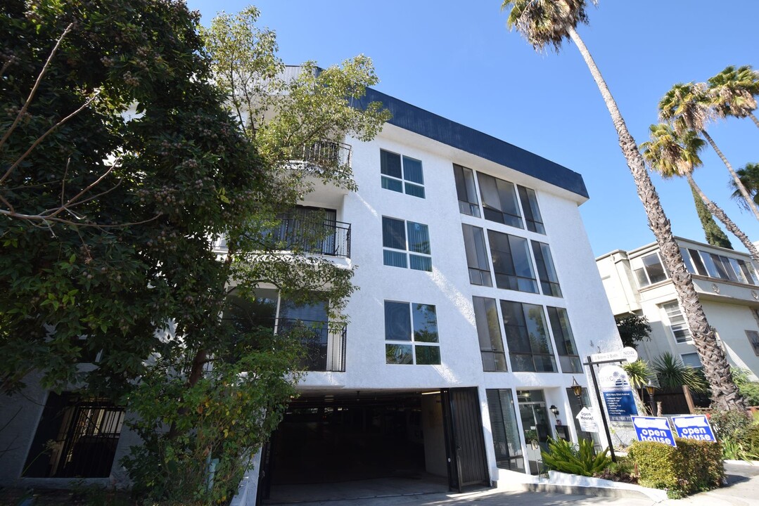 4215 Mary Ellen Ave, Unit 201 in Los Angeles, CA - Foto de edificio