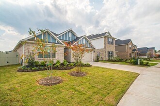 9826 N Goshawk Trl in Conroe, TX - Building Photo - Building Photo