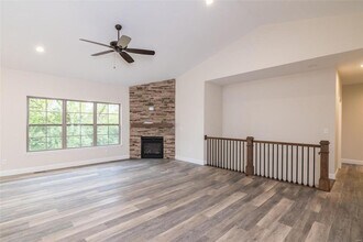 200 Smola Woods Ct in Glen Carbon, IL - Foto de edificio - Building Photo