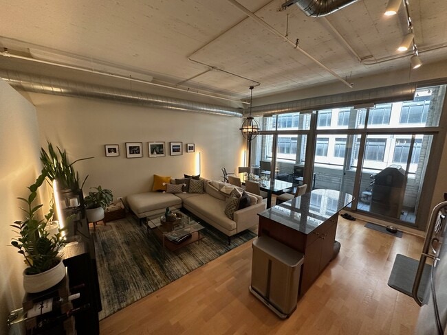 property at 565 W Quincy St