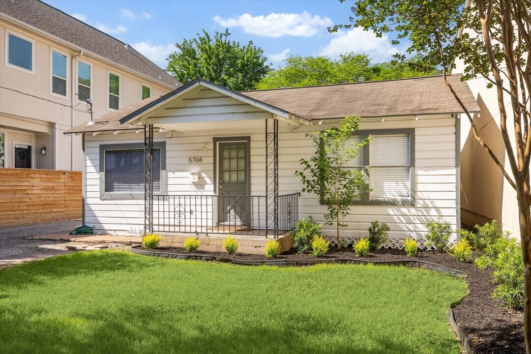 5704 Darling St in Houston, TX - Building Photo
