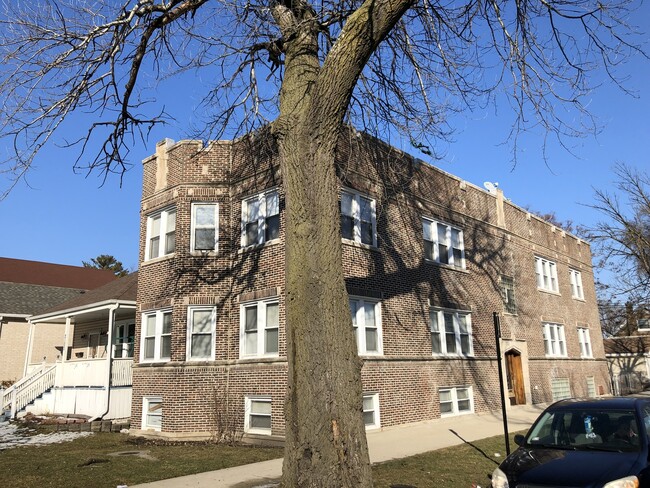 property at 6452 W Dickens Ave