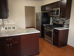 900 Surrey Dr in Schaumburg, IL - Building Photo - Building Photo