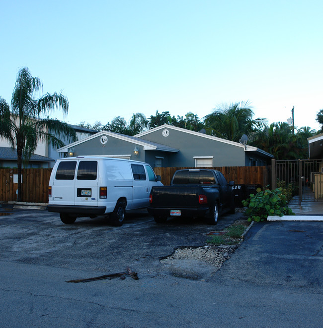 625 NE 10th Ave in Fort Lauderdale, FL - Building Photo - Building Photo