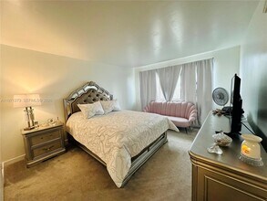 301 Golden Isles Dr, Unit 114 in Hallandale Beach, FL - Building Photo - Building Photo