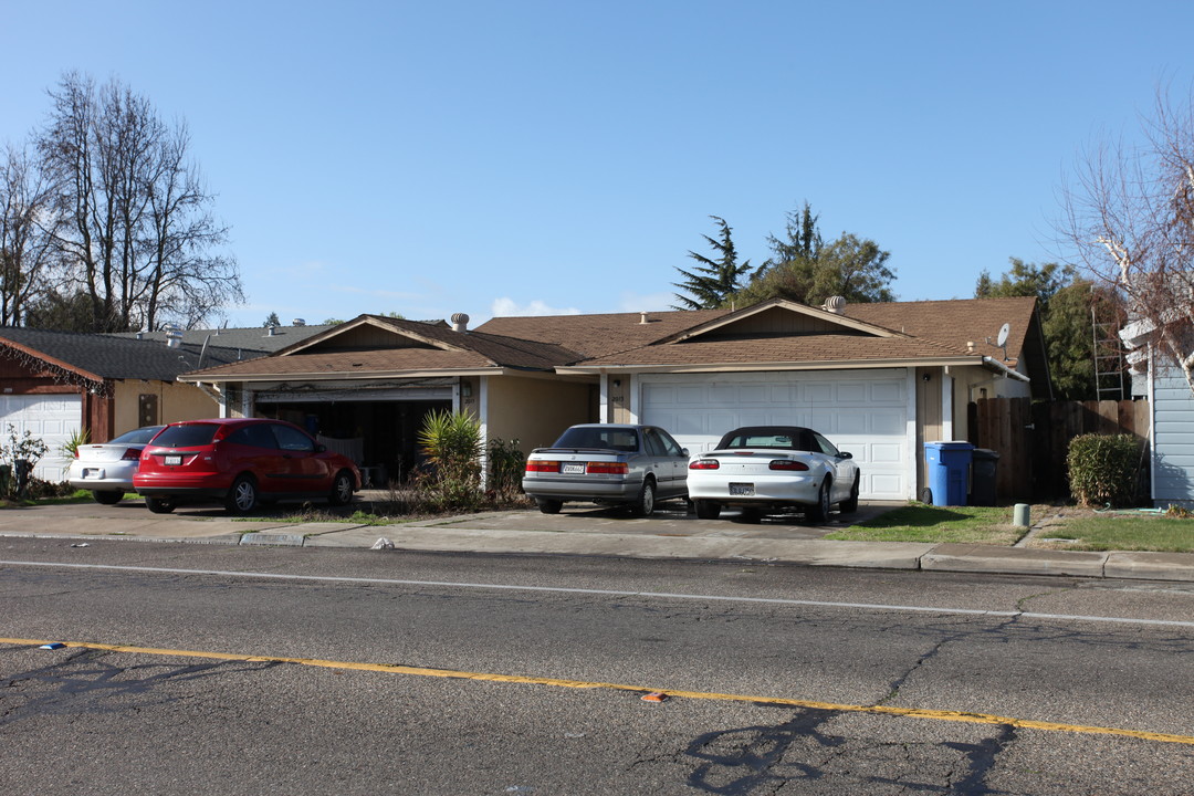 2011-2013 Dels Ln in Turlock, CA - Foto de edificio