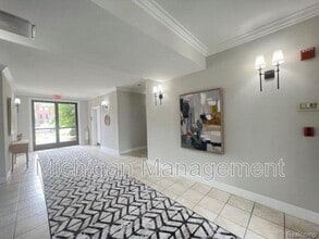 2733 E Maple Rd in Birmingham, MI - Building Photo - Building Photo