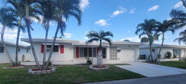 7002 NW 71st Ave in Tamarac, FL - Building Photo - Building Photo
