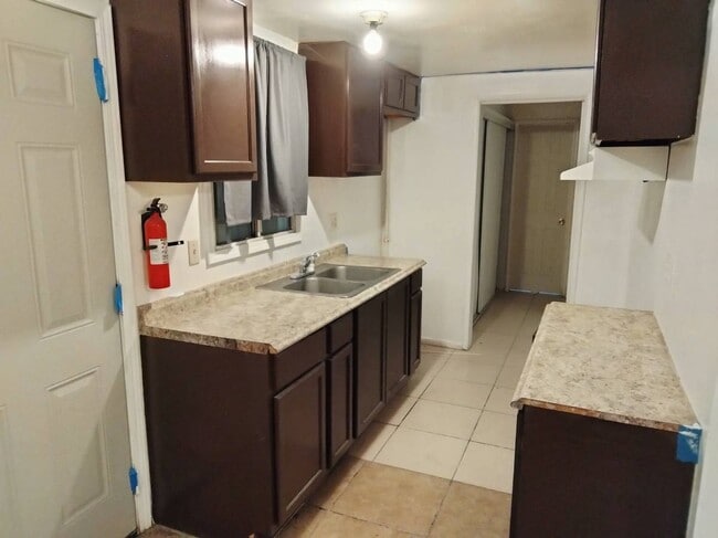 1182 E Pasadena St, Unit C in Pomona, CA - Building Photo - Building Photo