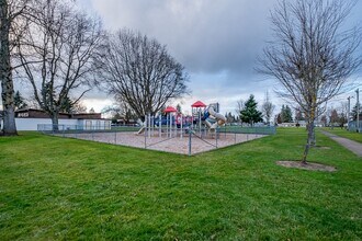 400 W Rose St in Lebanon, OR - Building Photo - Building Photo