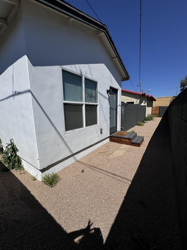 property at 1839 W Hazelwood St