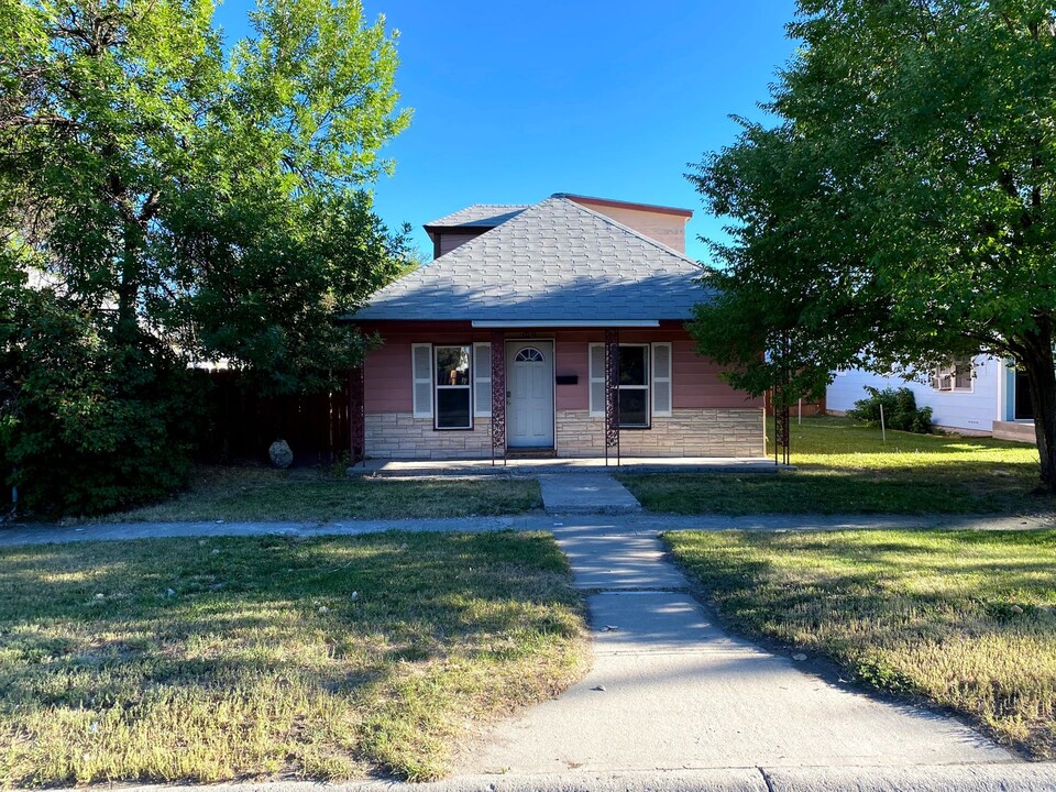 109 E Adams Ave in Riverton, WY - Building Photo